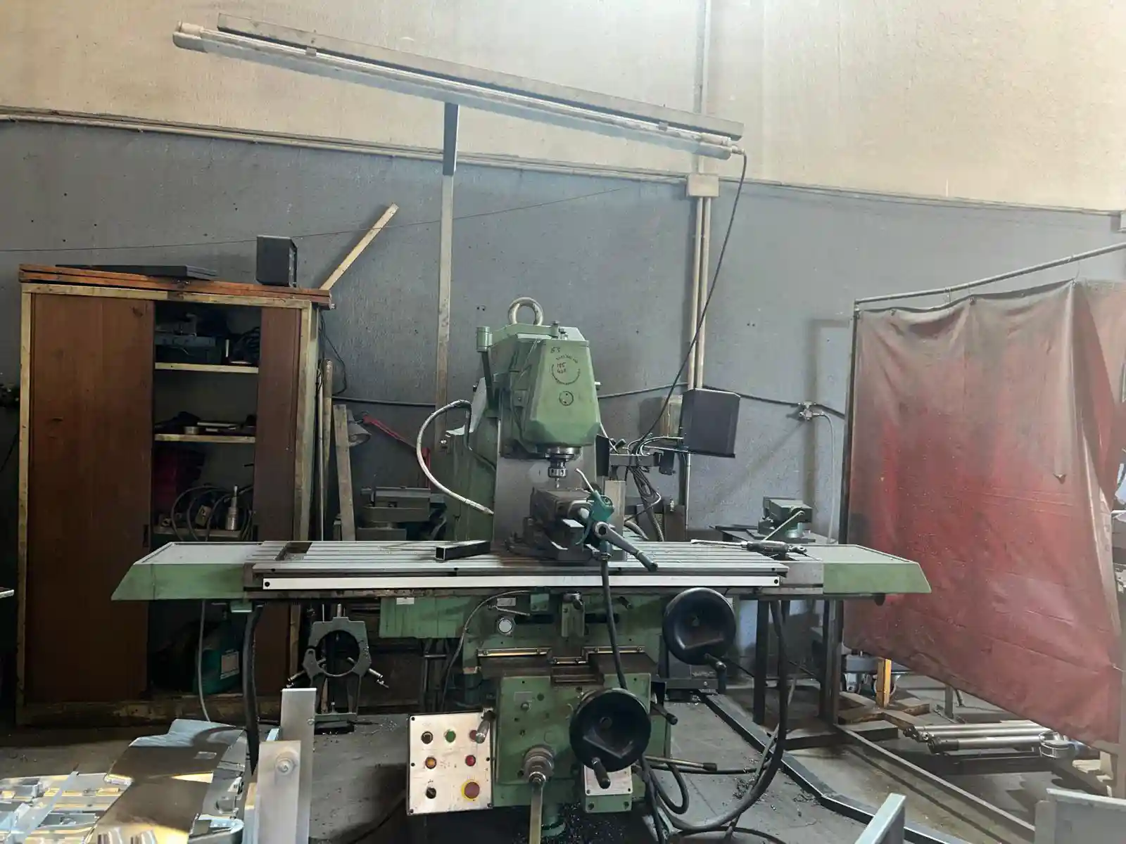 Fresadora industrial para fabricación de piezas a medida Fresadora industrial para fabricación de piezas a medida