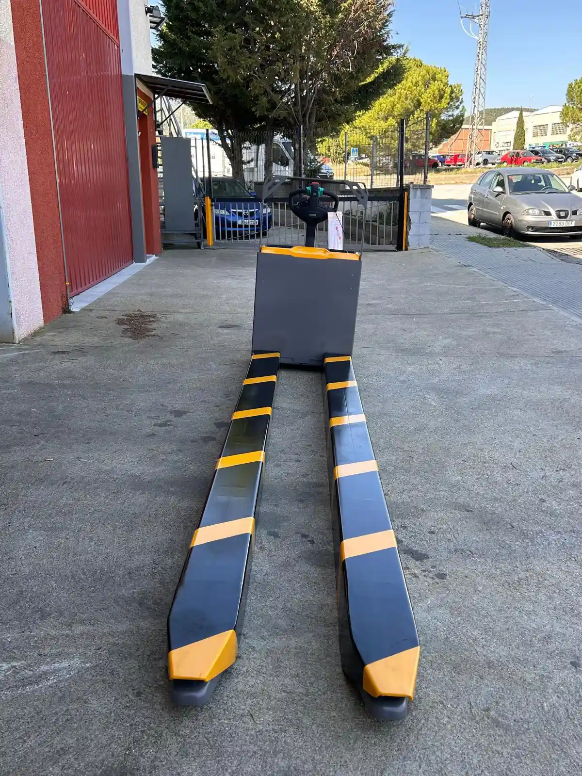 Transpaleta con palas alargadas a 3.400 mm con protectores